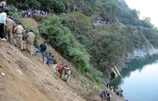 Al menos 16 muertos y 28 heridos al caer un autobús a un río en la India