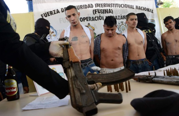 Policía captura a pandilleros con armas pesadas en Honduras
