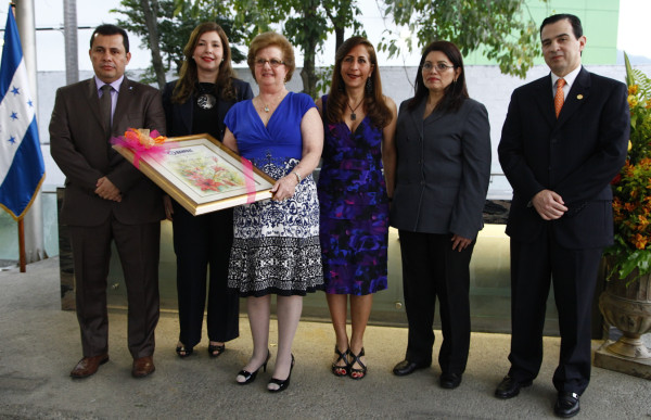 Afife Kattán de Larach es homenajeada por Banco del País