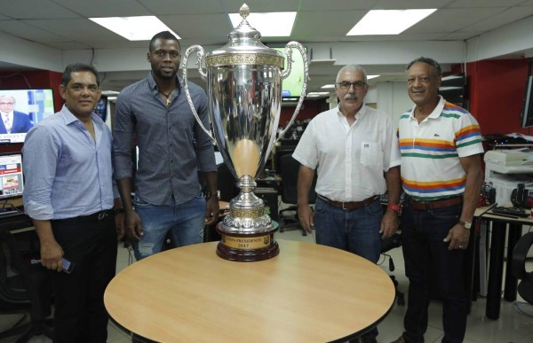 El Marathón exhibió el título de la Copa Presidente en Diario La Prensa