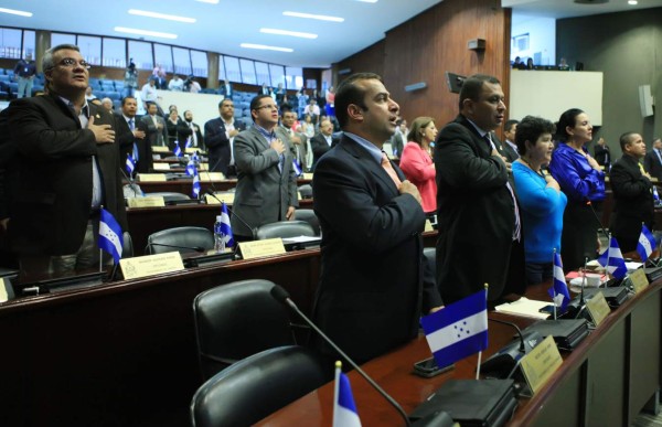Aprueban ley que obliga a los hondureños a respetar el Himno