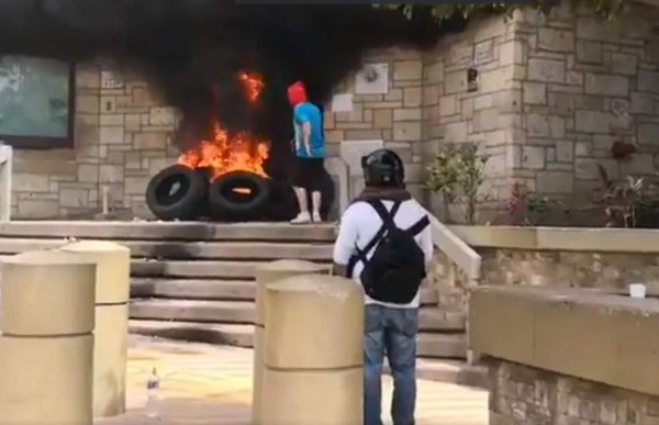 Encapuchados queman llantas en la embajada de EEUU en Tegucigalpa
