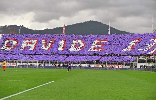 Video: La Fiore interrumpe partido y le rinde conmovedor homenaje a Astori