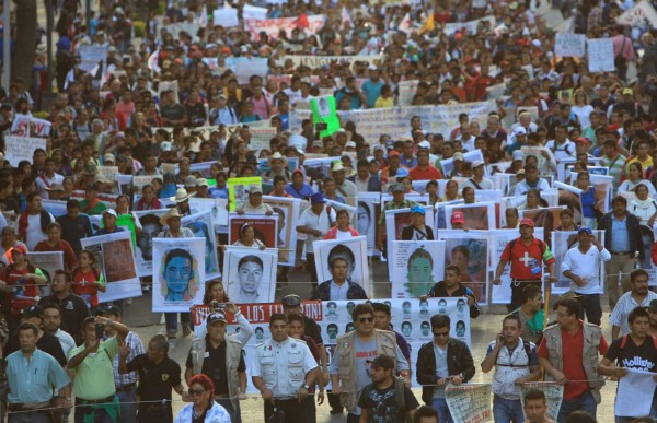Los mexicanos no se resignan a la muerte de los 43 estudiantes de Ayotzinapa y continúan exigiendo al Gobierno que los entregue vivos.