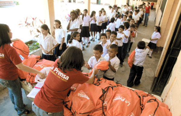 Niños de cuatro escuelas reciben útiles escolares