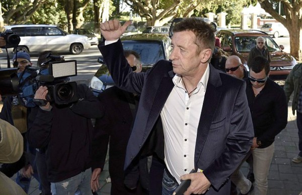 El baterista de AC/DC, condenado a ocho meses de arresto domiciliario