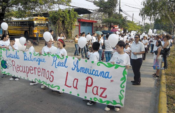 Escolares también claman por la paz