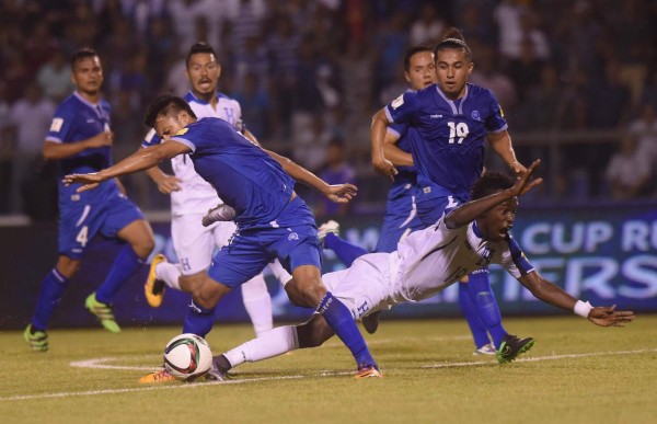 Honduras vence a El Salvador y se mete a la pelea