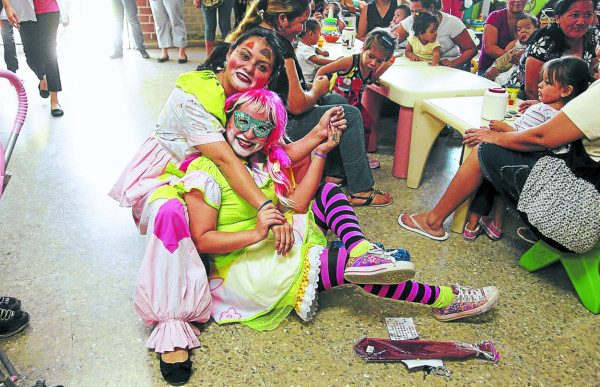 Caramelo y Chispita dan terapia de risas a los niños de la Teletón