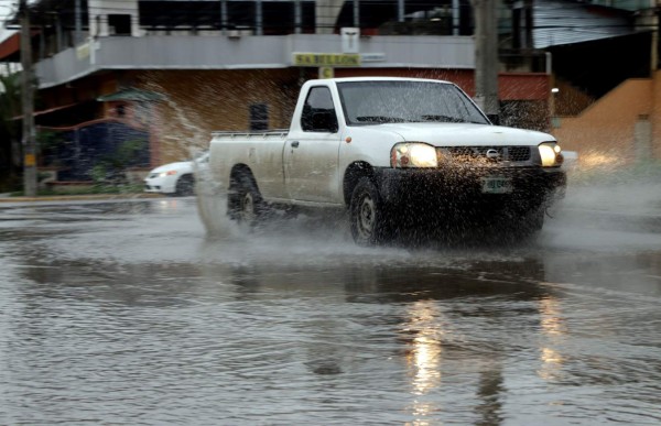 Ríos de aguas negras afligen a los vecinos del barrio Las Acacias