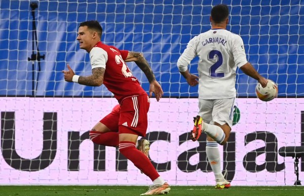 Santi Mina celebrando su gol que significó el primero en el nuevo estadio Santiago Bernabéu. Foto AFP