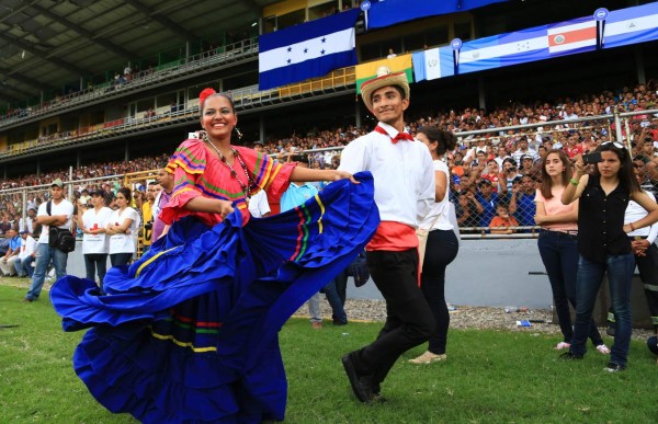 El Reyes vuelve a conquistar y deleitar a los sampedranos en desfiles