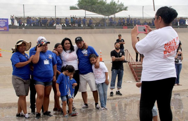 Emotivo reencuentro de inmigrantes en el Río Bravo