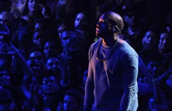 Kanye West ordenó a fans en silla de ruedas ponerse de pie