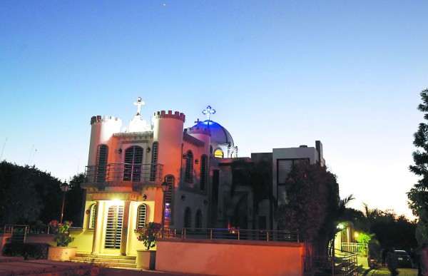 View of elaborate tombs in the Jardines del Humaya cemetery in Culiacan, Sinaloa state in northwest Mexico, on December 7, 2016. On Sunday, December 11, 2016 Mexico marked 10 years since the government began to deploy troops in a drug war that has killed tens of thousands of people, with many victims buried unceremoniously in mass graves, dumped on roadsides or left hanging on bridges. But the drug barons of Sinaloa state have given themselves more dignified final resting places: two-story tombs fitted with living rooms, air conditioning and bulletproof glass. / AFP PHOTO / ALFREDO ESTRELLA