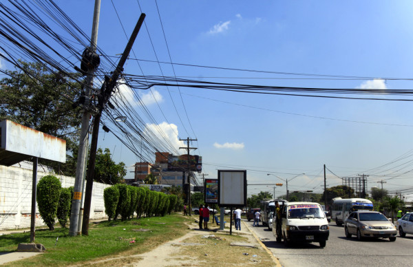 Poste a punto de caer es un peligro en bulevar