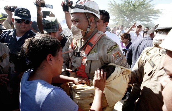 Dramático rescate del cadáver del niño que cayó dentro de pozo