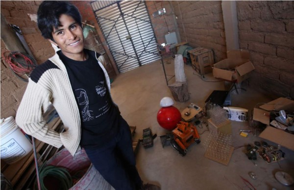 El genio boliviano de la robótica prefiere su humilde taller a la universidad