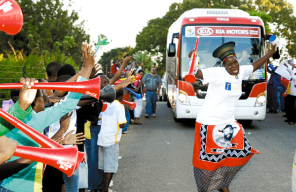 Chile: Marcelo Bielsa sonríe al llegar a Sudáfrica