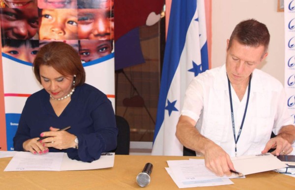 Firman convenio para atender a niños deportados de EEUU