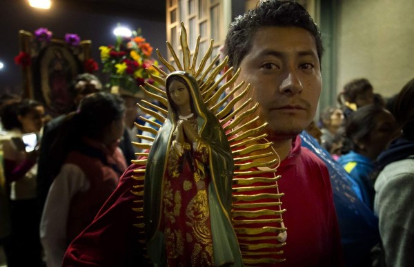Mexicanos le rinden tributo a la virgen de Guadalupe
