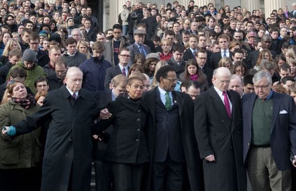 Obama encabezó momento de silencio por tiroteo