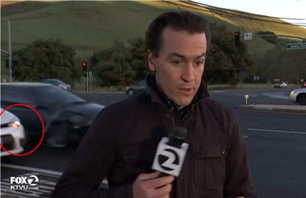 Un auto casi atropella a un reportero durante transmisión en vivo