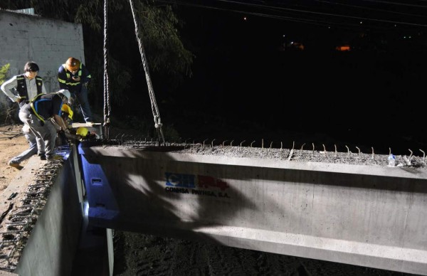 Avanza construcción de puentes en bulevar del norte