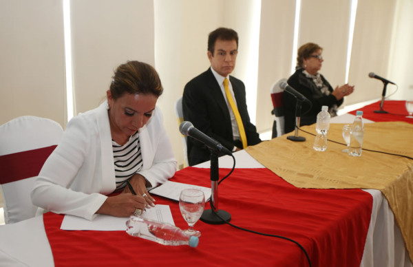 Libre, PAC y Doris Gutiérrez firman acuerdo