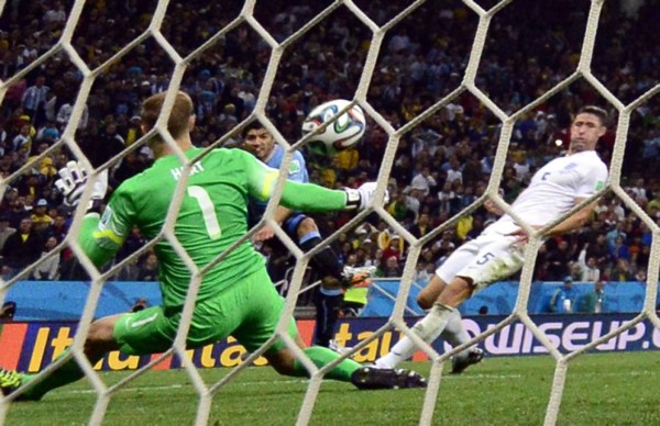 Luis Suárez resucita a Uruguay y lanza a la lona a Inglaterra