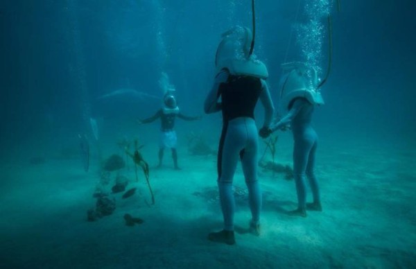 La primera boda submarina en una laguna polinesia