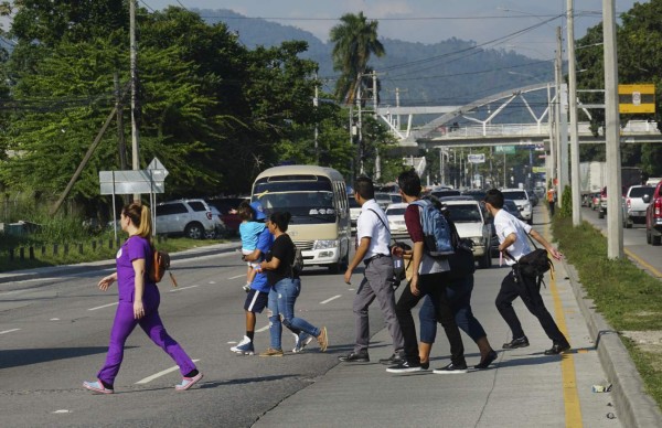 Sampedranos ponen en riesgo sus vidas al cruzar bulevares