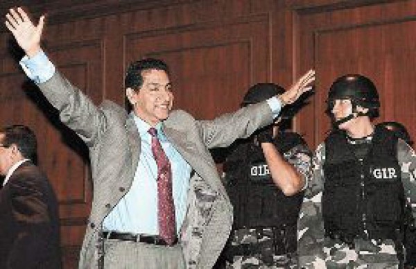 Queda libre Lucio Gutiérrez en Ecuador