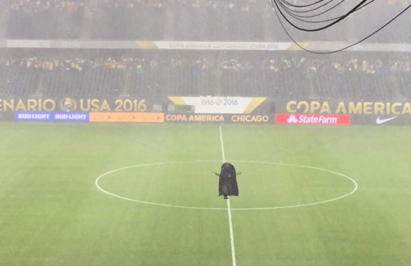El partido Colombia-Chile se retrasó más de dos horas por lluvia