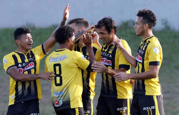 Real España golea y avanza en la Copa Presidente en el debut de 'Primitivo' Maradiaga