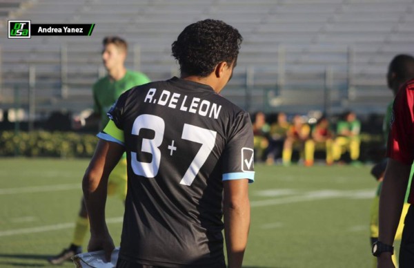 'Rambo' de León salió al campo portando el gafete de capitán del Miami United. Foto Cortesía Deporte Total USA