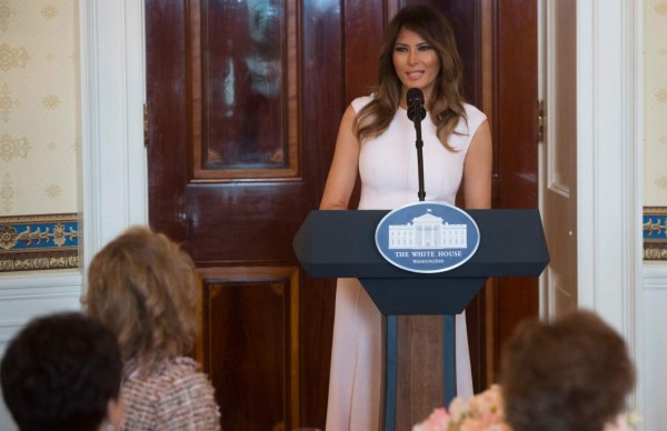 Melania se enfrenta a Trump para defender a estudiantes sobrevivientes