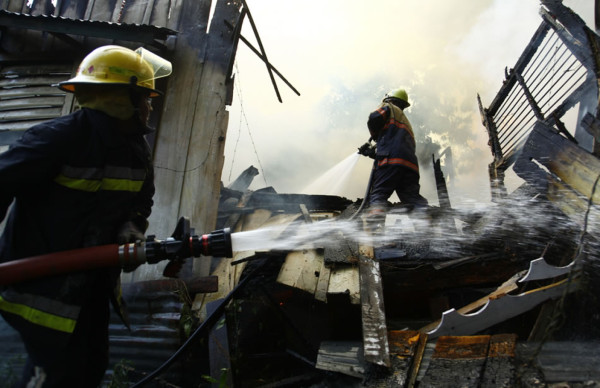Incendio consume una de las casas más viejas de San Pedro Sula