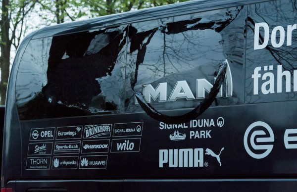 DOR01. DORTMUND (ALEMANIA), 11/04/2017.- Vista del autobús del Borussia Dortmund hoy, martes 11 de abril de 2017, luego de que se registraran tres explosiones junto al vehículo en Dortmund (Alemania) hoy, martes 11 de abril de 2017. La policía alemana informó que junto al autobús del equipo de fútbol alemán Borussia de Dortmund se produjeron hoy 'tres explosiones', que han dejado herido al jugador español Marc Bartra. El suceso se produjo sobre las 19.00 hora local (17.00 GMT) cuando el vehículo, con los jugadores dentro, se dirigía hacia su estadio para disputar el partido contra el Mónaco correspondiente a la ida de los cuartos de final de la Liga de Campeones. El partido entre el Borussia de Dortmund y el Mónaco, fue cancelado. EFE/STR
