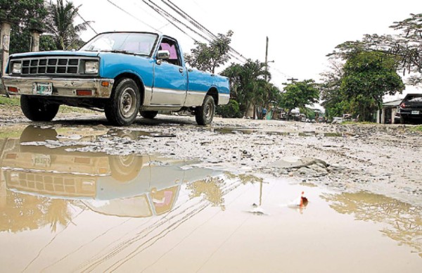 Colapsan tuberías de aguas negras