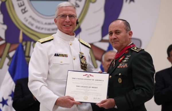 Comando Sur de EEUU condecora a general hondureño