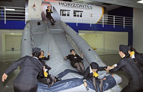 Crece interés entre sampedranos para ser pilotos y aeromozas