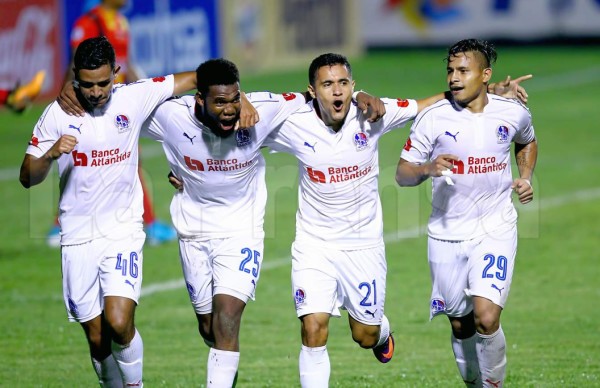 Con un equipo alterno, Olimpia humilla al Real España y es tercero