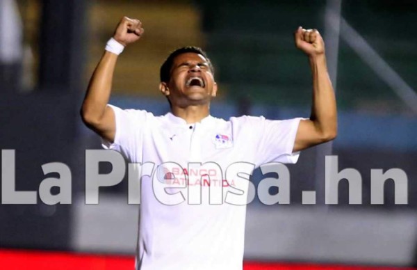 Roger Rojas lideró la victoria del Olimpia sobre el Vida en el estadio Nacional. Foto Juan Salgado