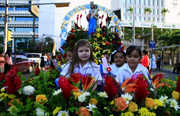 Católicos celebran día de la Virgen María Auxiliadora