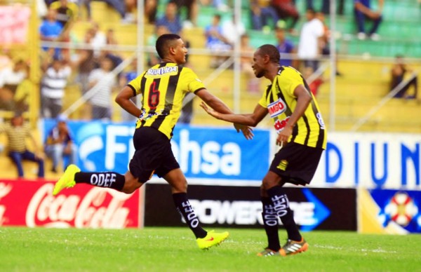 Real España le pasó por encima al Motagua y le arrebató el liderato