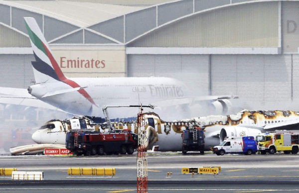 Por qué se incendió avión de Emirates al aterrizar en Dubái