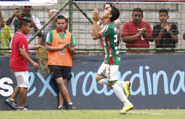 Hermano menor de Mario Berríos debuta con golazo en el Marathón