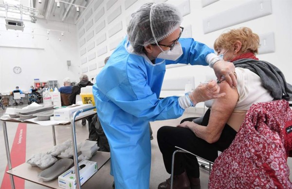 Italia prevé vacunar durante 12 horas al día para hacerle frente al Covid-19  