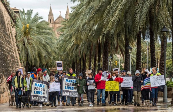 Miles de voces en Parkland piden al unísono: 'La hora del cambio es ahora'